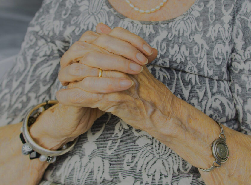 Photo d'ambiance mains de personne âgée